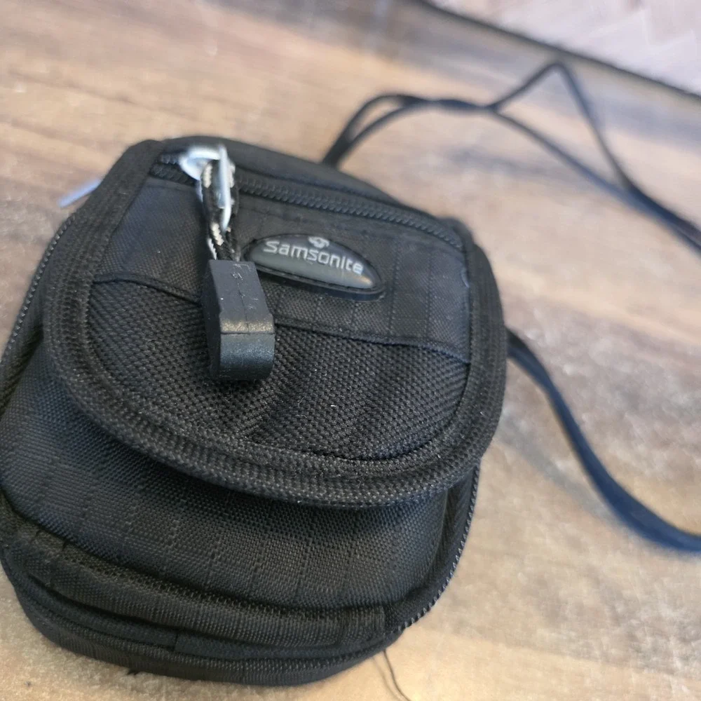 Samsonite Camera Bag Black Small Case Adjustable Removeable Strap Zipper Pockets